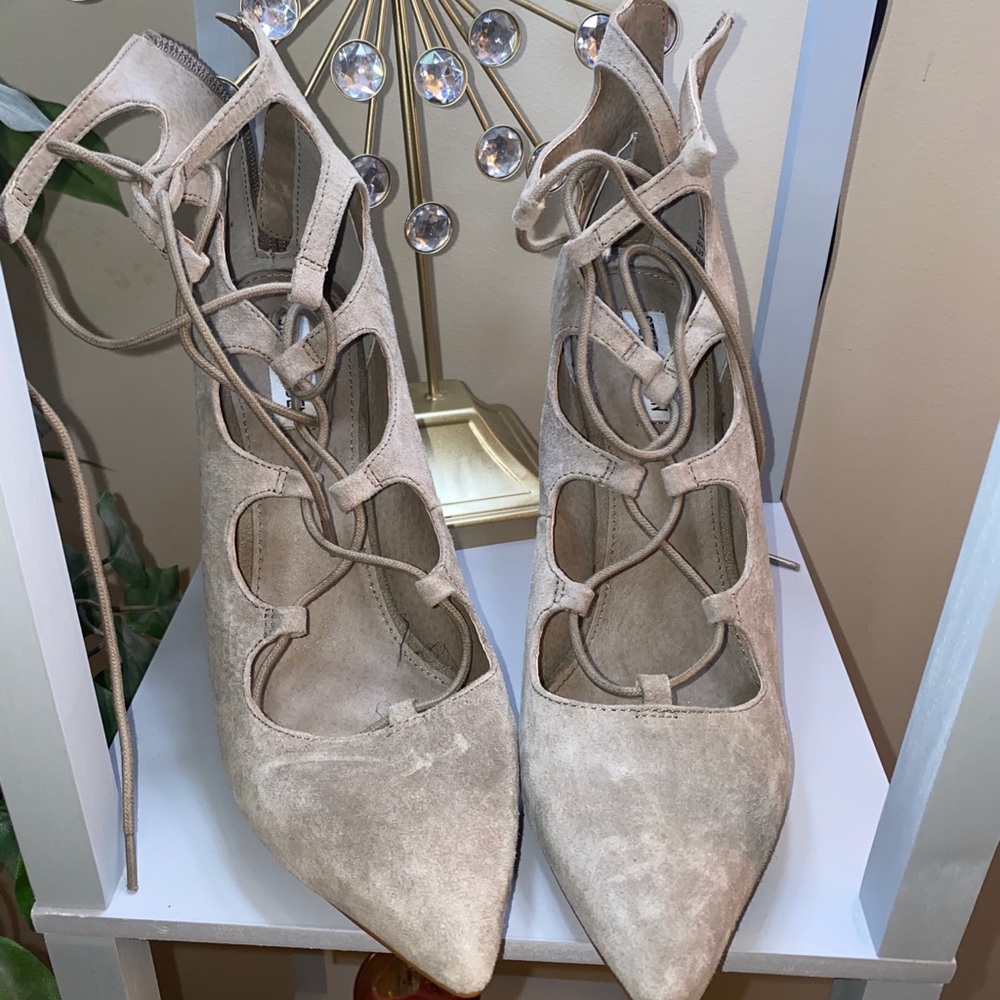 Taupe/grayish  tie up pump. 4inches